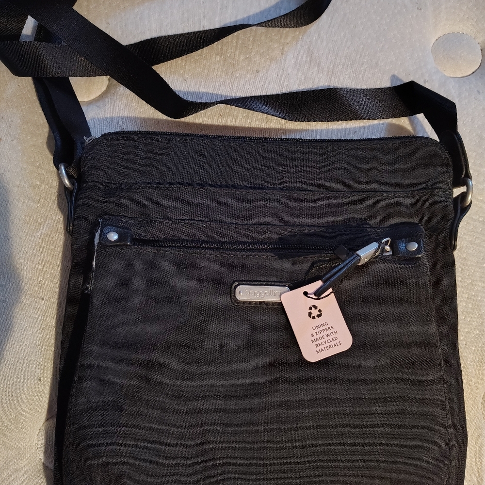 Baggallini Black Crossbody Messenger Bag Go Bagg With RFID Phone Wristlet
